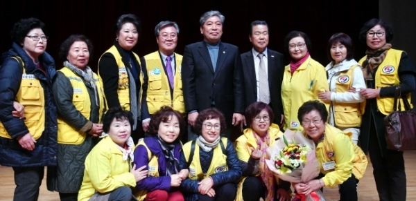 13일 수원시 장안구민회관 한누리아트홀에서 열린 대한적십자사 창립 113주년 기념 ‘2018년도 경기도지사 연차대회’에서 대한적십자사 경기도지사 김훈동 회장과 송한준 경기도의회 의장이 적십자사 봉사원 등 참석자들과 기념촬영을 하고 있다.전형민기자