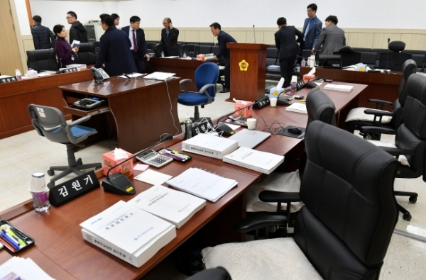 경기도의회 여성가족교육협력위원회의 경기도평생교육진흥원에 대한 행정사무감사에서 여가위 위원들이 진흥원 관계자들의 불성실한 답변을 지적하며 감사중단 선언 후 퇴장하고 있다. 김시범기자