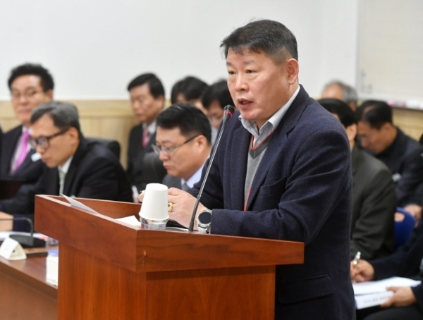 경기도의회 도시환경위원회의 도시주택실 및 한국토지주택공사(LH)에 대한 행정사무감사에서 나윤 LH 판교도시첨단사업단장이  LH 관계자들의 불출석 문제를 지적하는 의원들의 발언을 듣고 있다. 김시범기자