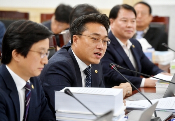 경기도의회 도시환경위원회의 도시주택실 및 한국토지주택공사(LH)에 대한 행정사무감사에서 박성윤 의원이 출석하기로 한 LH 관계자들의 결석 문제를 지적하고 있다. 김시범기자