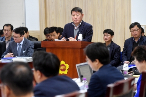 경기도의회 도시환경위원회의 도시주택실 및 한국토지주택공사(LH)에 대한 행정사무감사에서 나윤 LH 판교도시첨단사업단장이  LH 관계자들의 불출석 문제를 지적하는 의원들의 발언을 듣고 있다. 김시범기자