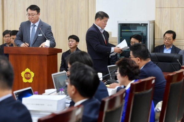 경기도의회 도시환경위원회의 도시주택실 및 한국토지주택공사(LH)에 대한 행정사무감사에서 나윤 LH 판교도시첨단사업단장이  LH 관계자들의 불출석 문제를 지적하는 의원들의 발언을 듣고 있다. 김시범기자
