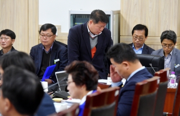 경기도의회 도시환경위원회의 도시주택실 및 한국토지주택공사(LH)에 대한 행정사무감사에서 나윤 LH 판교도시첨단사업단장이  LH 관계자들의 불출석 문제를 지적하는 의원들의 발언을 들은 후 자리로 돌아가고 있다. 김시범기자