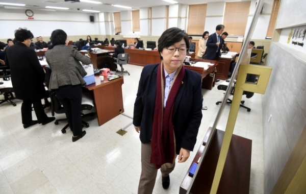 경기도의회 여성가족교육협력위원회의 경기도평생교육진흥원에 대한 행정사무감사에서 여가위 위원들이 진흥원 관계자들의 불성실한 답변을 지적하며 감사중단을 선언 후 퇴장하고 있다. 김시범기자