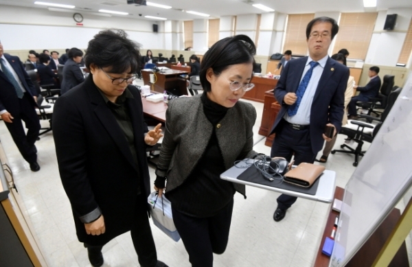 경기도의회 여성가족교육협력위원회의 경기도평생교육진흥원에 대한 행정사무감사에서 여가위 위원들이 진흥원 관계자들의 불성실한 답변을 지적하며 감사중단을 선언 후 퇴장하고 있다. 김시범기자