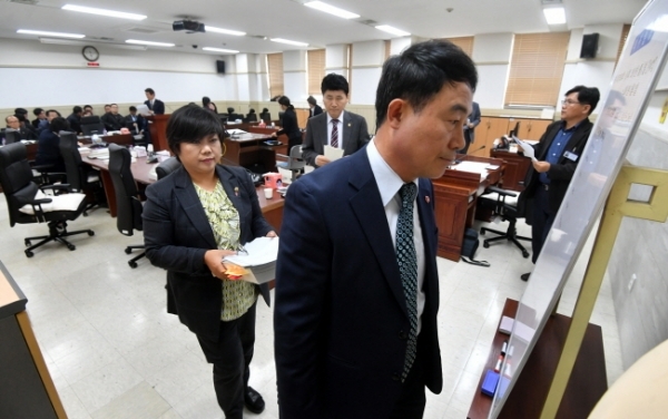 경기도의회 여성가족교육협력위원회의 경기도평생교육진흥원에 대한 행정사무감사에서 여가위 위원들이 진흥원 관계자들의 불성실한 답변을 지적하며 감사중단을 선언 후 퇴장하고 있다. 김시범기자