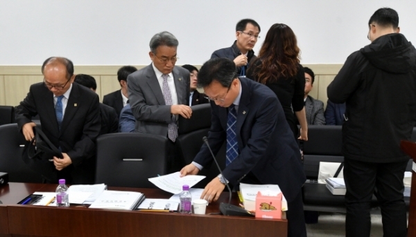 경기도의회 여성가족교육협력위원회의 경기도평생교육진흥원에 대한 행정사무감사에서 여가위 위원들이 피감기관의 불성실한 답변을 지적하며 감사를 중단하자 진흥원 관계자들이 자리를 떠나고 있다. 김시범기자