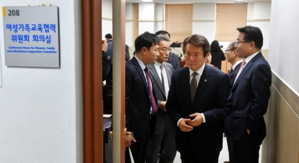 경기도의회 여성가족교육협력위원회의 경기도평생교육진흥원에 대한 행정사무감사에서 여가위 위원들이 피감기관의 불성실한 답변을 지적하며 감사를 중단하자 진흥원 관계자들이 자리를 떠나고 있다. 김시범기자