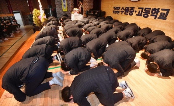 2019학년도 대학수학능력평가시험을 이틀 앞둔 13일 수원고에서 열린 수능장도식에서 후배들이 선배 수험생들의 수능 대박을 기원하며 절을 하고 있다. 김시범기자