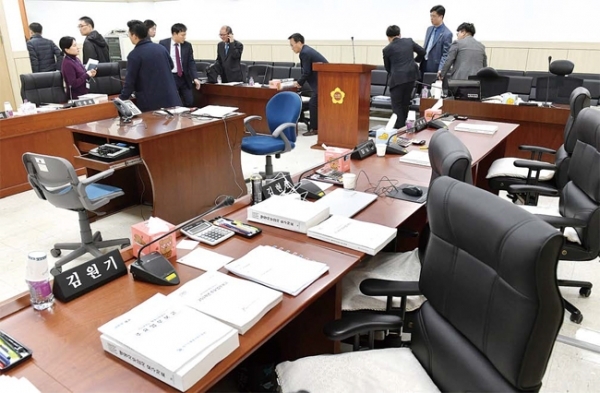 13일 경기도의회 여성가족교육협력위원회의 경기도평생교육진흥원에 대한 행정사무감사에서 여가교위 위원들이 진흥원 관계자들의 자료제출 미흡, 불성실한 답변 등을 지적하며 감사중지 선언 후 퇴장하고 있다. 김시범기자