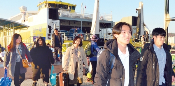 섬마을 수험생 ‘원정수능’ 2019학년도 대학수학능력시험을 2일 앞둔 13일 오후 인천 중구 인천연안여객터미널에서 도서지역 수험생들이 수능시험에 응시하기 위해 여객선에서 내리고 있다. 수능시험은 한 고사장에 한 학교 수험생 비율이 40%를 초과할 수 없도록 규정돼 있어 매년 도서지역 수험생들은 원정수능에 나서고 있다. 조주현기자