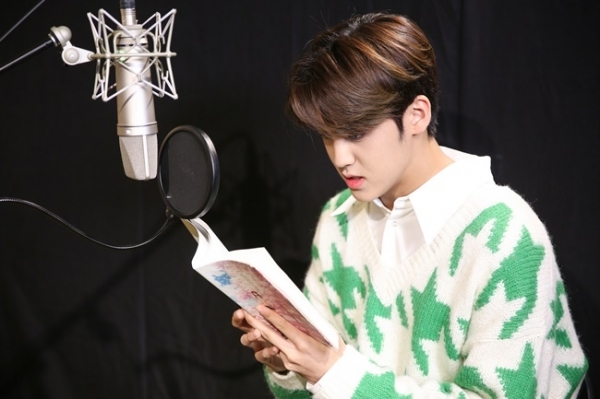 마이틴 송유빈이 '너의 췌장을 먹고 싶어' 오디오북을 낭독하고 있다. 뮤직웍스