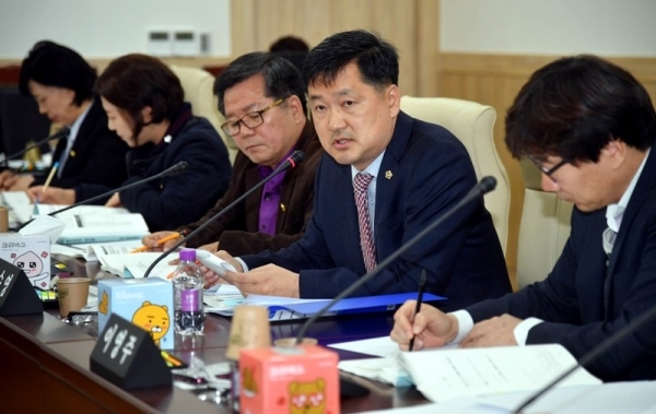 14일 경기도의회 경제과학기술위원회의 2018년도 경기신용보증재단에 대한 행정사무감사에서 황수영 의원이 질의하고 있다.전형민기자