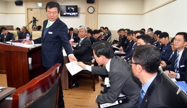 14일 경기도의회 경제과학기술위원회의 2018년도 경기신용보증재단에 대한 행정사무감사에서 김병기 경기신용보증재단 이사장이 의원들의 질의에  답변자료를 전달받고 있다.전형민기자