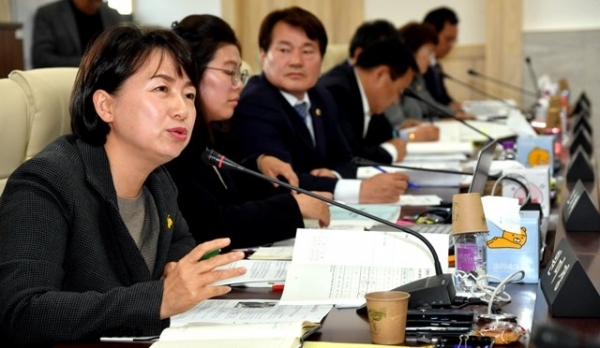 14일 경기도의회 경제과학기술위원회의 2018년도 경기신용보증재단에 대한 행정사무감사에서 원미정 의원이 질의하고 있다.전형민기자