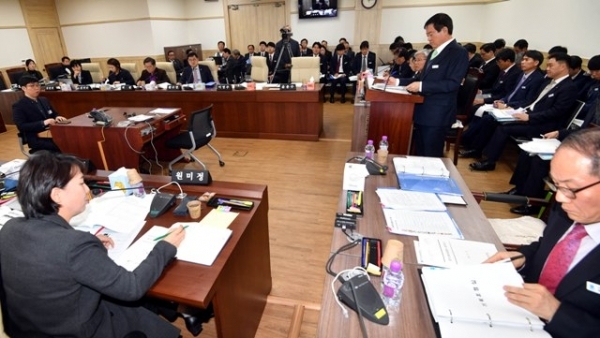 14일 경기도의회 경제과학기술위원회의 2018년도 경기신용보증재단에 대한 행정사무감사에서 김병기 경기신용보증재단 이사장이 의원들의 질의에 답변하고 있다.전형민기자