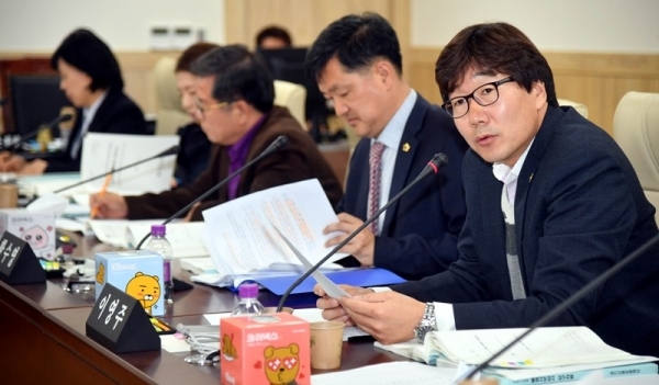 14일 경기도의회 경제과학기술위원회의 2018년도 경기신용보증재단에 대한 행정사무감사에서 이영주 의원이 질의하고 있다.전형민기자