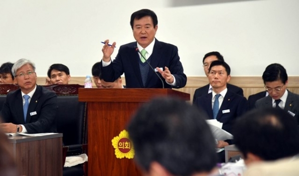 14일 경기도의회 경제과학기술위원회의 2018년도 경기신용보증재단에 대한 행정사무감사에서 김병기 경기신용보증재단 이사장이 의원들의 질의에 답변하고 있다.전형민기자