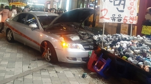 ▲ 14일 오후 6시3분께 미금역으로 돌진한 차량의 모습. 사진=분당소방서 제공