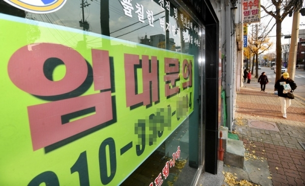 도소매업, 자영업 등에서의 고용 부진으로 실업자 증가 및 지난달 실업률이 13년 만에 최고 높은것으로 발표됐다. 14일 수원시내 한 점포가 문을 닫은 채 임대 현수막이 내걸려 있다. 김시범기자
