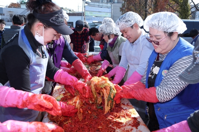 고양시 주교동 주민들이 어려운 이웃을 돕기 위한 릴레이 김장 행사에 참여하고 있다.사진=고양시