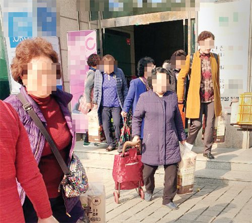 15일 오후 인천 서구에 있는 한 건물에서 50∼70대 여성들이 홍보관이라고 불리는 ‘떴다방’에서 2시간의 제품설명을 듣고 물건 구입을 한 후 건물 밖으로 나오고 있다. 조주현기자
