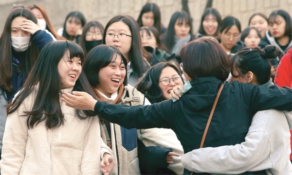 “얘들아, 고생했다” 2019학년도 대학수학능력시험일인 15일 오후 인천 중구 인일여고에서 시험을 마친 수험생들이 밝게 웃으며 시험장을 빠져나오고 있다. 조주현기자
