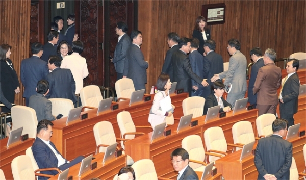 15일 오후 열린 국회 본회의가 자유한국당과 바른미래당의 불참으로 파행되자 더불어민주당 의원들이 자리를 떠나고 있다. 연합뉴스