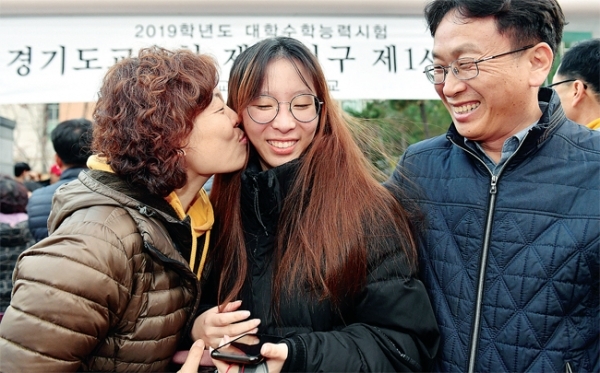 2019학년도 대학수학능력시험일인 15일 오후 경기도교육청 제30지구 제1시험장이 설치된 수원 광교고 앞에서 학부모들이 수능을 마치고 나온 수험생 자녀를 꼭 안아주며 격려해 주고 있다. 전형민기자