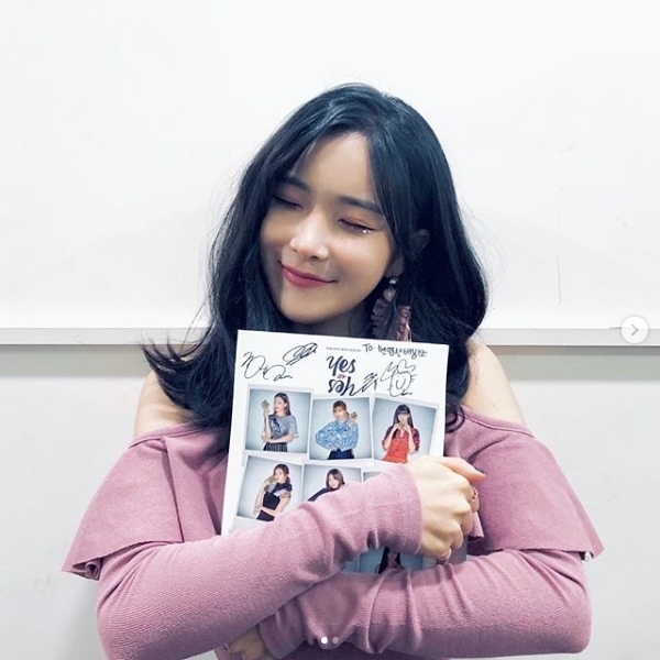 조현영이 트와이스 앨범을 인증했다. 조현영 인스타그램