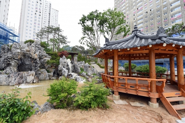 도시계획시설로 결정고시된지 60여년 만에 민간개발 특례사업으로 조성이 마무리된 의정부 직동공원이 시민을 맞을 준비를 마쳤다. 공원은 컬쳐가든, 커뮤니티가든, 트래디셔널가든 등 3개 존으로 꾸며졌다.