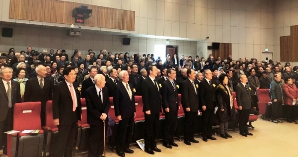 지난 17일 보훈교육연구원에서 열린 ‘제79회 순국선열의 날 기념식’에서 신항철 경기일보 대표이사 사장을 비롯한 참석 내빈들이 애국가를 열창하고 있다. 경기남부보훈지청 제공