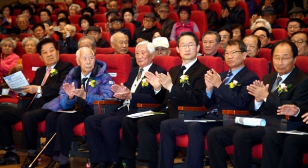 17일 수원 보훈교육연구원에서 열린  ‘제79회 순국선열의 날’ 행사에서 김희겸 경기도 행정1부지사, 염낙원 광복회 경기도지부장, 나치만 경기남부보훈지청장, 신항철 경기일보 대표이사 사장, 독립유공자와 유족 등 참석자들이 박수를 치고 있다.전형민기자
