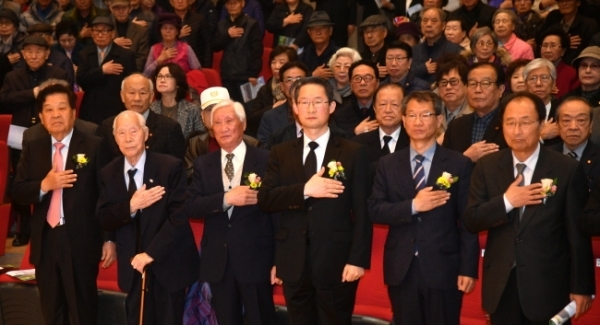 17일 수원 보훈교육연구원에서 열린  ‘제79회 순국선열의 날’ 행사에서 김희겸 경기도 행정1부지사, 염낙원 광복회 경기도지부장, 나치만 경기남부보훈지청장, 신항철 경기일보 대표이사 사장, 독립유공자와 유족 등 참석자들이 국민의례를 하고 있다.전형민기자