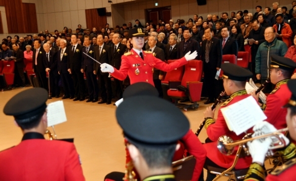 17일 수원 보훈교육연구원에서 열린  ‘제79회 순국선열의 날’ 행사에서 김희겸 경기도 행정1부지사, 염낙원 광복회 경기도지부장, 나치만 경기남부보훈지청장, 신항철 경기일보 대표이사 사장, 독립유공자와 유족 등 참석자들이 국민의례를 하고 있다.전형민기자