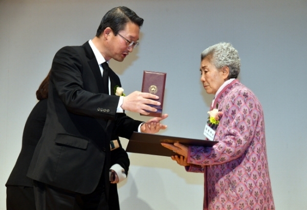 17일 수원 보훈교육연구원에서 열린  ‘제79회 순국선열의 날’ 행사에서 김희겸 경기도 행정1부지사가 독립유공자에 대한 포상을 하고 있다.전형민기자