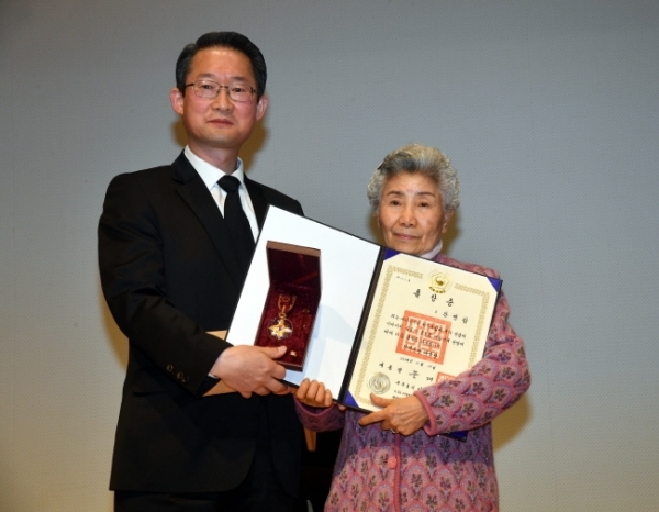 17일 수원 보훈교육연구원에서 열린  ‘제79회 순국선열의 날’ 행사에서 김희겸 경기도 행정1부지사가 독립유공자에 대한 포상을 하고 있다.전형민기자