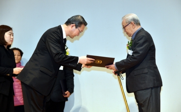 17일 수원 보훈교육연구원에서 열린  ‘제79회 순국선열의 날’ 행사에서 김희겸 경기도 행정1부지사가 독립유공자에 대한 포상을 하고 있다.전형민기자