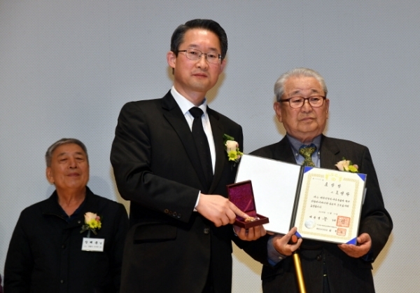 17일 수원 보훈교육연구원에서 열린  ‘제79회 순국선열의 날’ 행사에서 김희겸 경기도 행정1부지사가 독립유공자에 대한 포상을 하고 있다.전형민기자