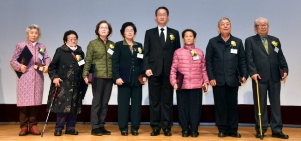 17일 수원 보훈교육연구원에서 열린  ‘제79회 순국선열의 날’ 행사에서 김희겸 경기도 행정1부지사가 독립유공자에 대한 포상을 하고 있다.전형민기자