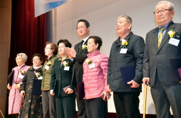 17일 수원 보훈교육연구원에서 열린  ‘제79회 순국선열의 날’ 행사에서 김희겸 경기도 행정1부지사가 독립유공자에 대한 포상을 하고 있다.전형민기자