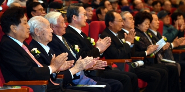 17일 수원 보훈교육연구원에서 열린  ‘제79회 순국선열의 날’ 행사에서 김희겸 경기도 행정1부지사, 염낙원 광복회 경기도지부장, 나치만 경기남부보훈지청장, 신항철 경기일보 대표이사 사장, 독립유공자와 유족 등 참석자들이 박수를 치고 있다.전형민기자
