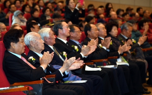 17일 수원 보훈교육연구원에서 열린  ‘제79회 순국선열의 날’ 행사에서 김희겸 경기도 행정1부지사, 염낙원 광복회 경기도지부장, 나치만 경기남부보훈지청장, 신항철 경기일보 대표이사 사장, 독립유공자와 유족 등 참석자들이 박수를 치고 있다.전형민기자