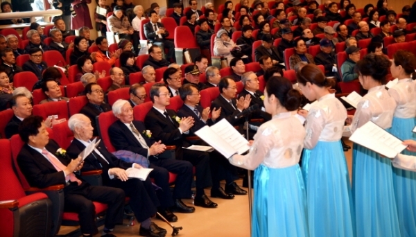 17일 수원 보훈교육연구원에서 열린 ‘제79회 순국선열의 날’ 행사에서 수원여성합창단이 기념공연을 하고 있다.전형민기자