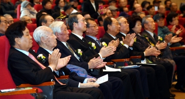 17일 수원 보훈교육연구원에서 열린  ‘제79회 순국선열의 날’ 행사에서 김희겸 경기도 행정1부지사, 염낙원 광복회 경기도지부장, 나치만 경기남부보훈지청장, 신항철 경기일보 대표이사 사장, 독립유공자와 유족 등 참석자들이 박수를 치고 있다.전형민기자