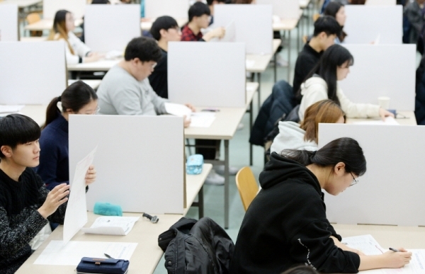 2019학년도 대학수학능력시험이 끝나고 첫 주말을 맞은 18일 경희대학교 국제캠퍼스에서 수험생들이 수시 논술고사를 응시하고 있다. 조태형기자