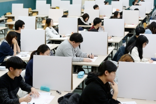 2019학년도 대학수학능력시험이 끝나고 첫 주말을 맞은 18일 경희대학교 국제캠퍼스에서 수험생들이 수시 논술고사를 응시하고 있다. 조태형기자