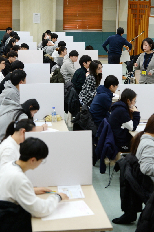 2019학년도 대학수학능력시험이 끝나고 첫 주말을 맞은 18일 경희대학교 국제캠퍼스에서 수험생들이 수시 논술고사를 응시하고 있다. 조태형기자