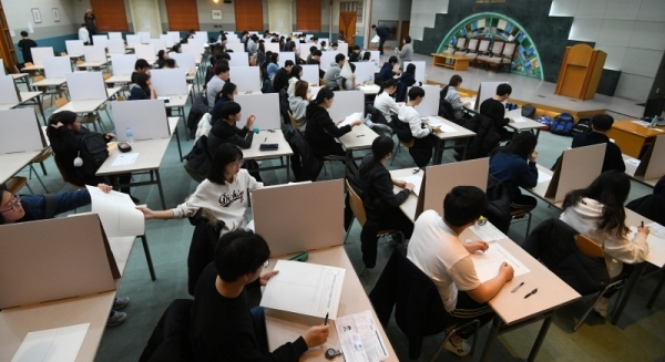 2019학년도 대학수학능력시험이 끝나고 첫 주말을 맞은 18일 경희대학교 국제캠퍼스에서 수험생들이 수시 논술고사를 응시하고 있다. 조태형기자