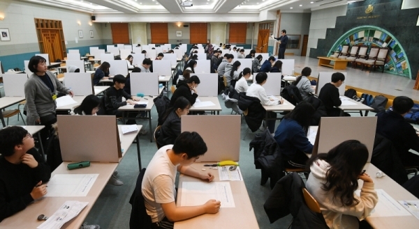 2019학년도 대학수학능력시험이 끝나고 첫 주말을 맞은 18일 경희대학교 국제캠퍼스에서 수험생들이 수시 논술고사를 응시하고 있다. 조태형기자